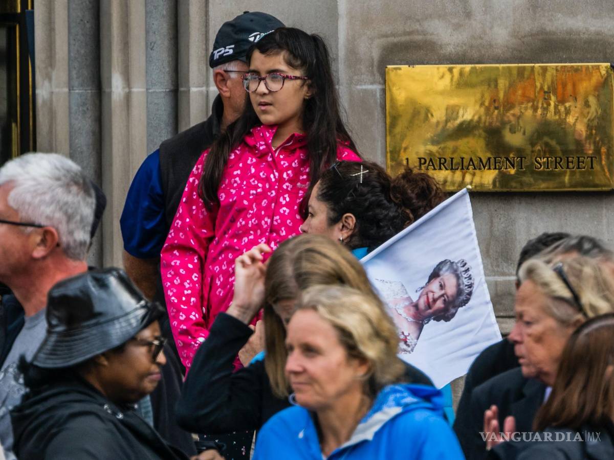 $!La gente espera antes de la procesión para llevar el cuerpo de la difunta reina Isabel II de Gran Bretaña desde el Palacio de Buckingham hasta Westminster Hall.