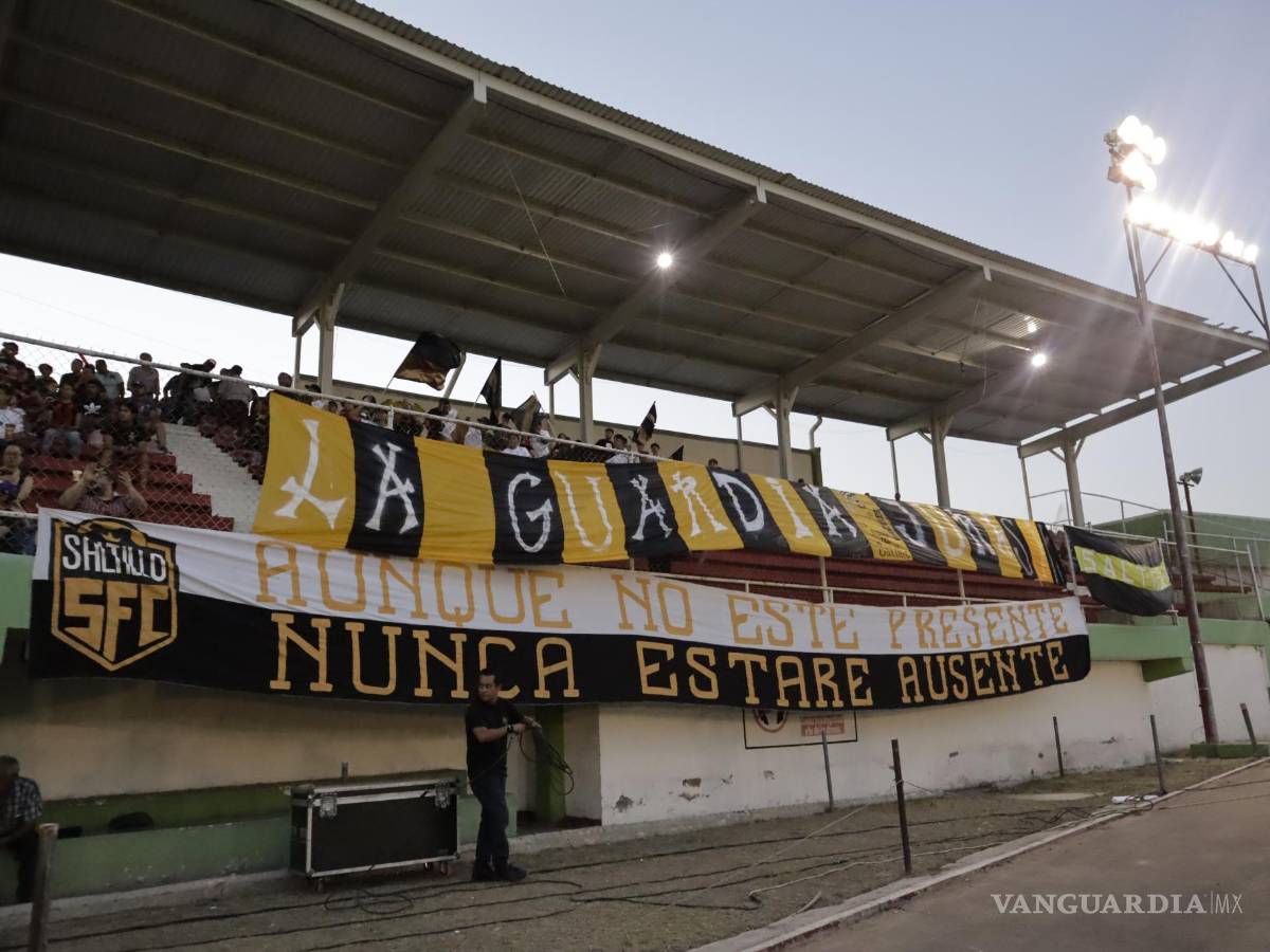 $!La Guardia Jurásika estuvo alentando en todo momento al club saltillense.