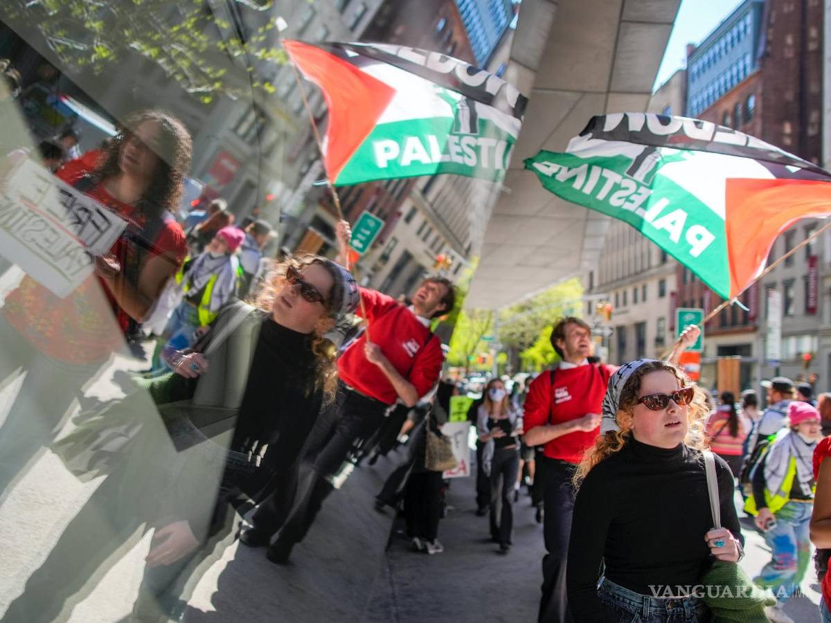 $!Estudiantes de la universidad New School y partidarios de los palestinos se concentran frente al edificio universitario en Nueva York.
