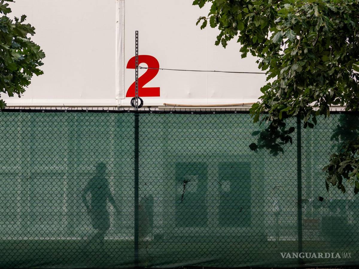 $!Afuera del refugio de Randall’s Island, que alberga a miles de migrantes, incluidos algunos de Venezuela, en Nueva York.