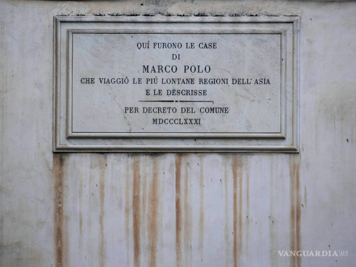 $!Una placa de mármol, en italiano, indica que “Estas fueron las casas de Marco Polo, que viajó a las regiones más lejanas de Asia y las describió”.