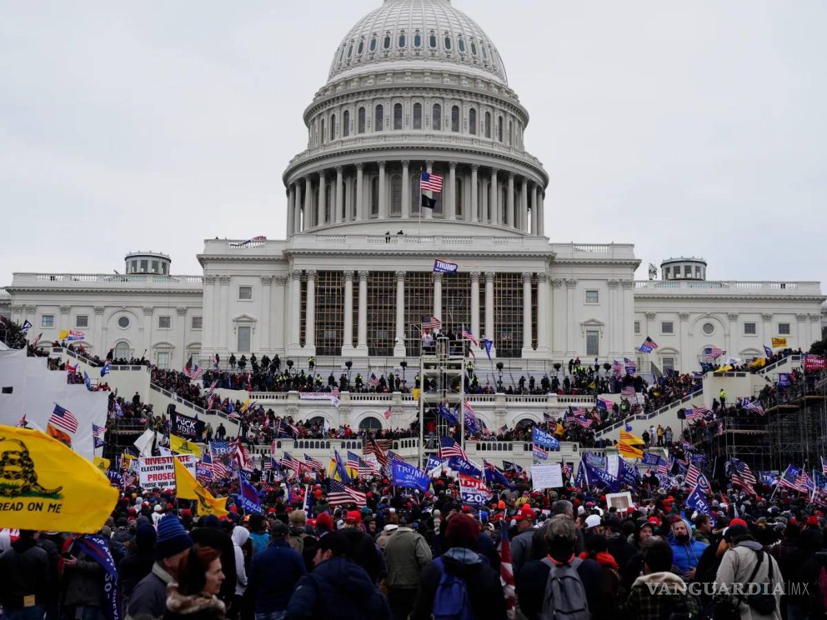 $!Fotografía de archivo en la que se ve a seguidores del entonces presidente Donald Trump en su intento de invadir el interior del Capitolio en Washington.