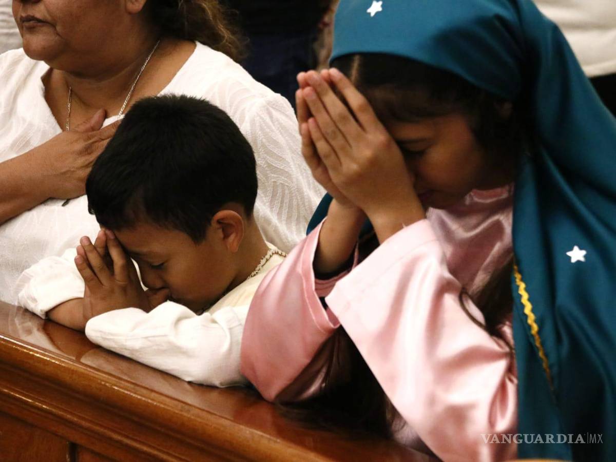 $!Las muestras de devoción juvenil fueron lo común en el evento religioso.