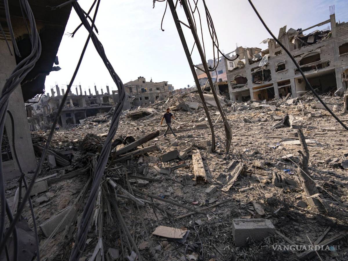 $!Un palestino camina entre la destrucción causada por los ataques aéreos israelíes en la Ciudad de Gaza, el 11 de octubre de 2023.