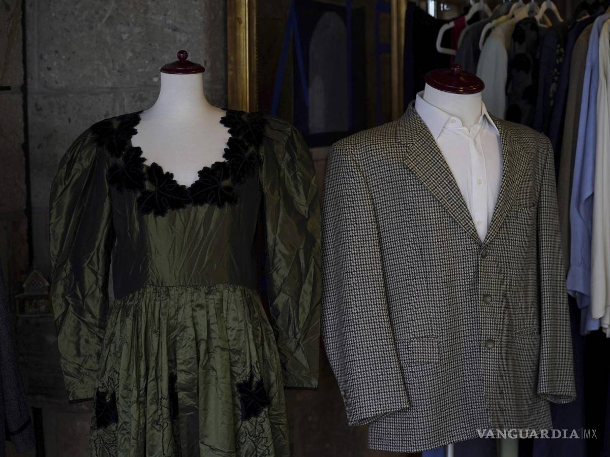 $!Prendas de ropa que pertenecieron al Nobel colombiano Gabriel García Márquez y su esposa Mercedes forman parte de una venta benéfica en la que por años fue su casa en la Ciudad de México. AP/Fernando Llano