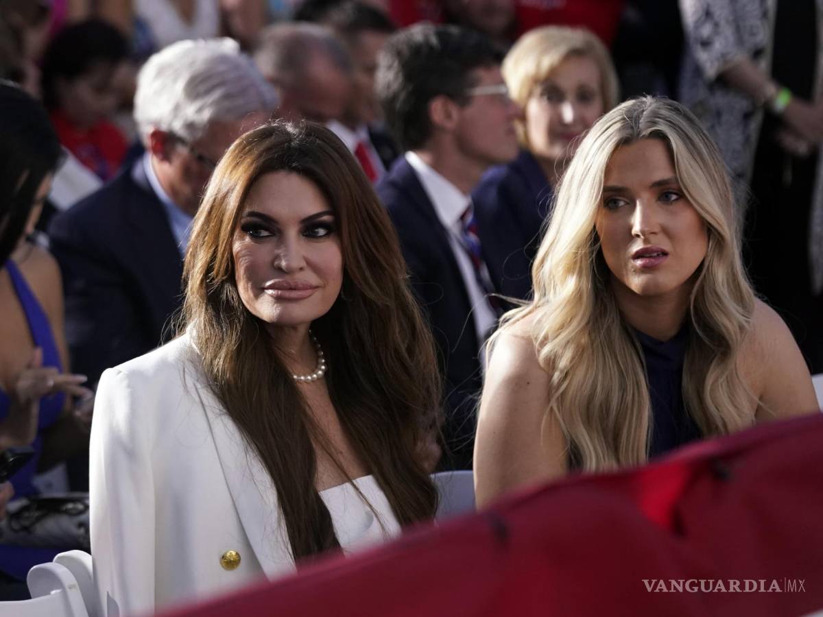 $!Kimberly Guilfoyle, prometida de Donald Trump Jr. (i) llega antes de que el expresidente hable en el Trump National Golf Club en Bedminster, Nueva Jersey.