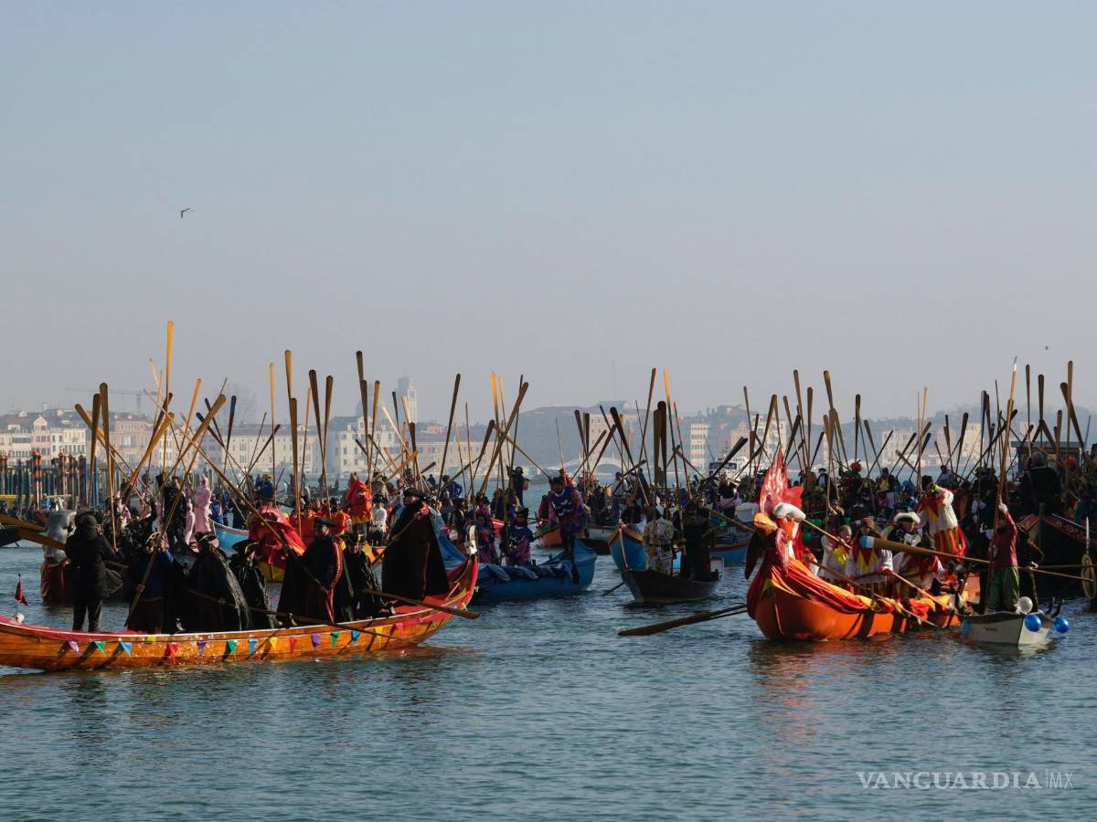 $!Embarcaciones participan en el tradicional desfile en góndola del Carnaval de Venecia, Italia, el 28 de enero de 2024.