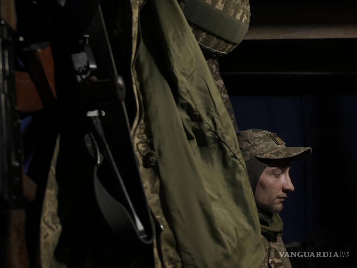 $!Un militar ucraniano descansa en un búnker a las afueras de Kiev, Ucrania.