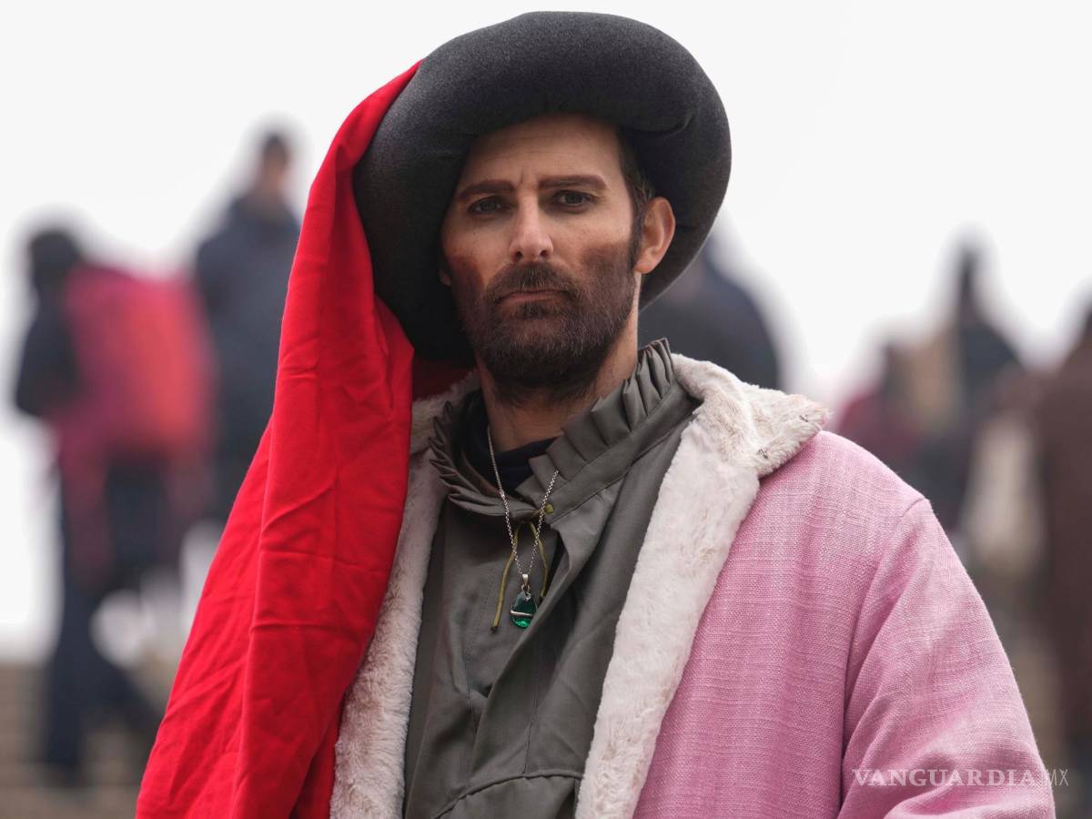 $!Un hombre disfrazado de Marco Polo baja las escaleras de un puente durante la inauguración del Carnaval, en Venecia, Italia.