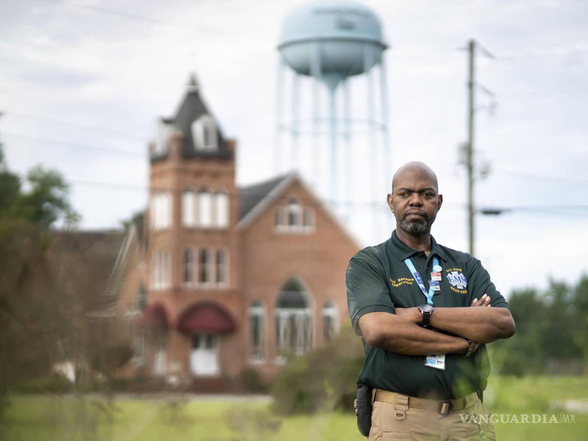 $!Guy Sanders posa para una fotografía el 20 de agosto de 2021, en Branchville, Carolina del Sur. Sanders, nacido en Brooklyn, Nueva York, trabajaba en los servicios médicos de emergencias que respondieron a los ataques terroristas del 11 de septiembre de 2001. El edificio en World Trade Center 7, de 47 pisos, acababa de derrumbarse unas siete horas después de que cayeran las torres en llamas, y los escombros provocaran incendios en ese rascacielos de menor tamaño. La nube de polvo que lo cubrió era tan densa que atascó su mascarilla. AP/Sean Rayford