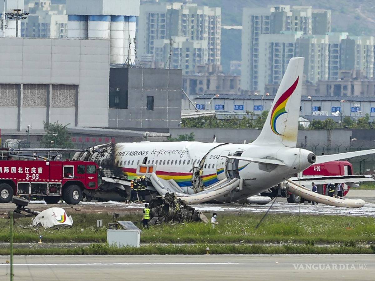$!Un avión de pasajeros que se salió de la pista durante el despegue y se incendió después en el Aeropuerto Internacional de Chongqing Jiangbei en Chongqing.