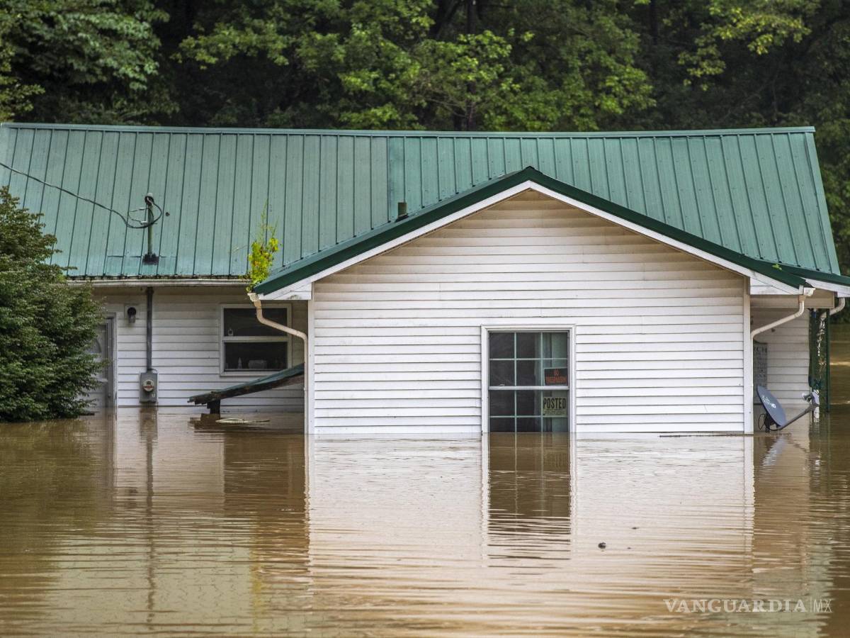 $!Las casas están inundadas por Lost Creek, Kentucky.