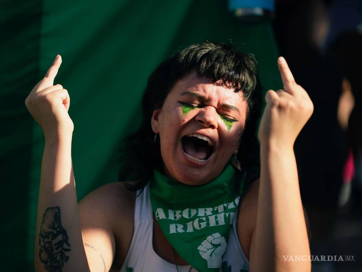$!Una manifestante protesta cerca del capitolio estatal luego de la decisión de la Corte Suprema de revocar Roe v. Wade en Austin, Texas.