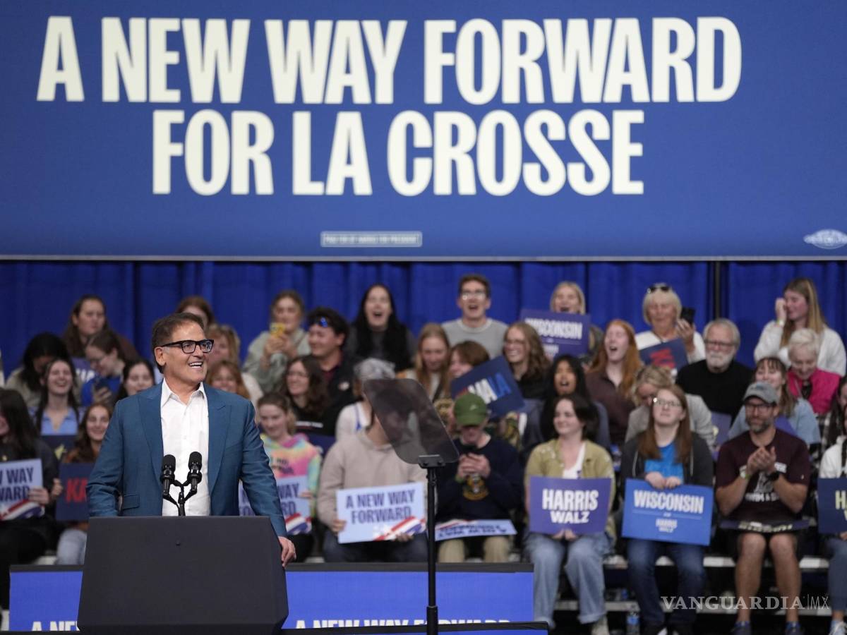 $!Mark Cuban habla en un mitin de campaña para la candidata presidencial demócrata, la vicepresidenta Kamala Harris, en la Universidad de Wisconsin.