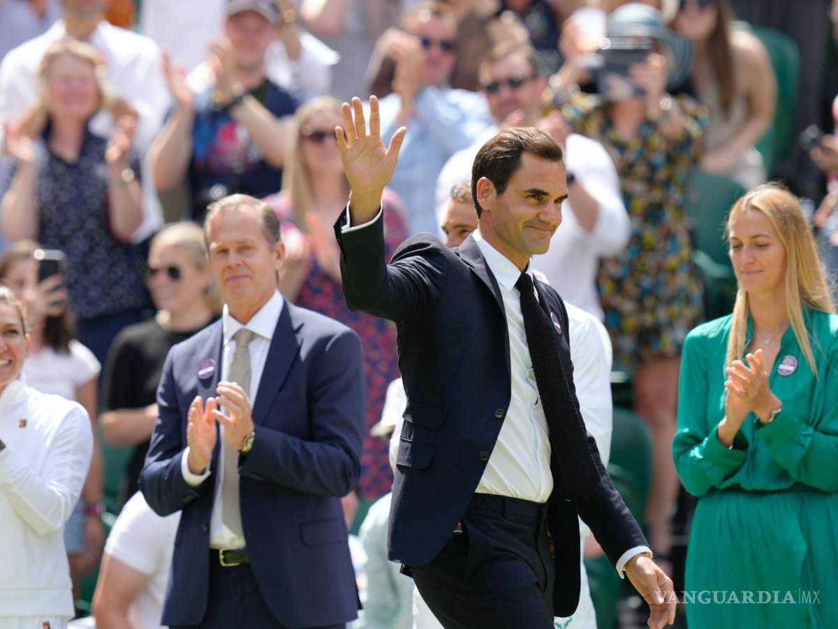 $!Roger Federer saluda durante una celebración de los 100 años del torneo de Wimbledon en Londres, el 3 de julio de 2022.