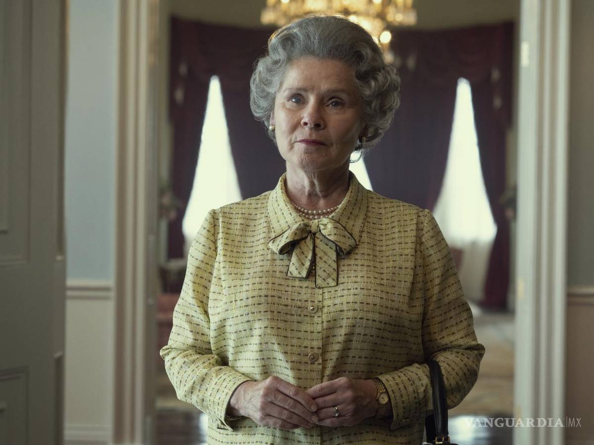 $!En esta imagen proporcionada por Netflix, Imelda Staunton como la reina Isabel II en The Crown.