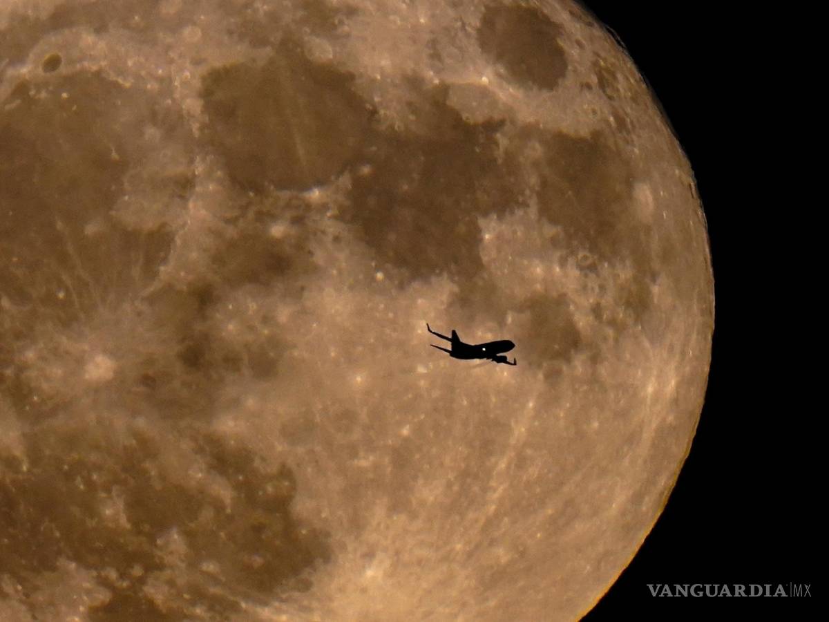 $!La silueta de un avión se recorta sobre la luna llena en Milwaukee, el 13 de julio de 2022.