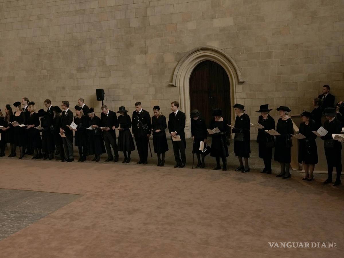 $!Los invitados asisten a una ceremonia para la reina Isabel II en Westminster Hall en Londres.