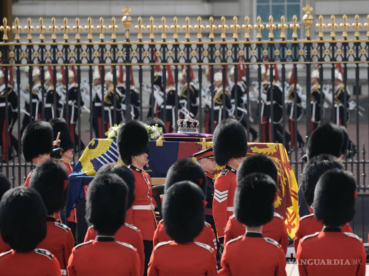 $!El ataúd de la reina Isabel II sale del Palacio de Buckingham hacia el Westminster Hall de Londres.