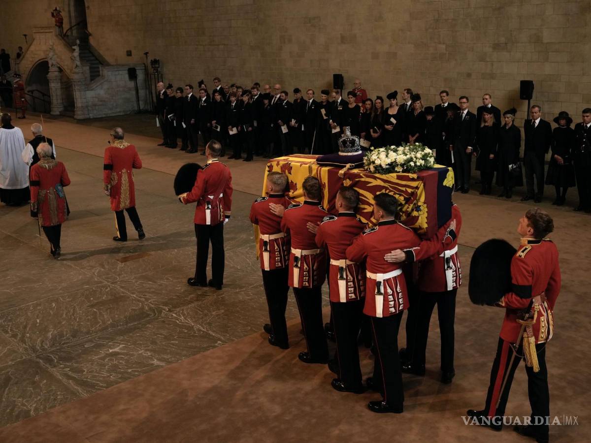$!El ataúd de la reina Isabel II se lleva dentro de Westminster Hall en Londres.