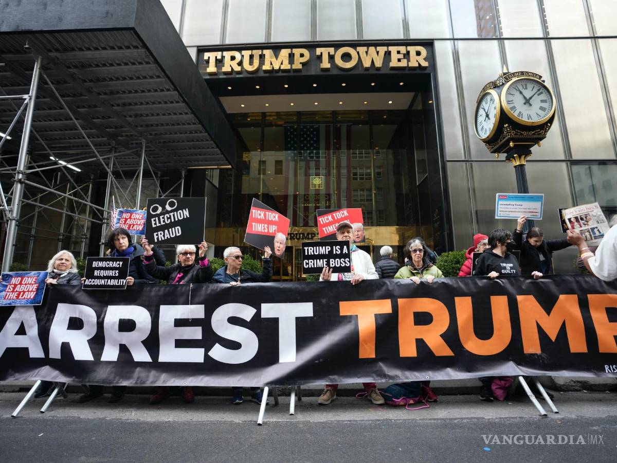 $!Manifestantes se reúnen frente a la Torre Trump en Nueva York. El expresidente Donald Trump fue acusado por un gran jurado de Manhattan.