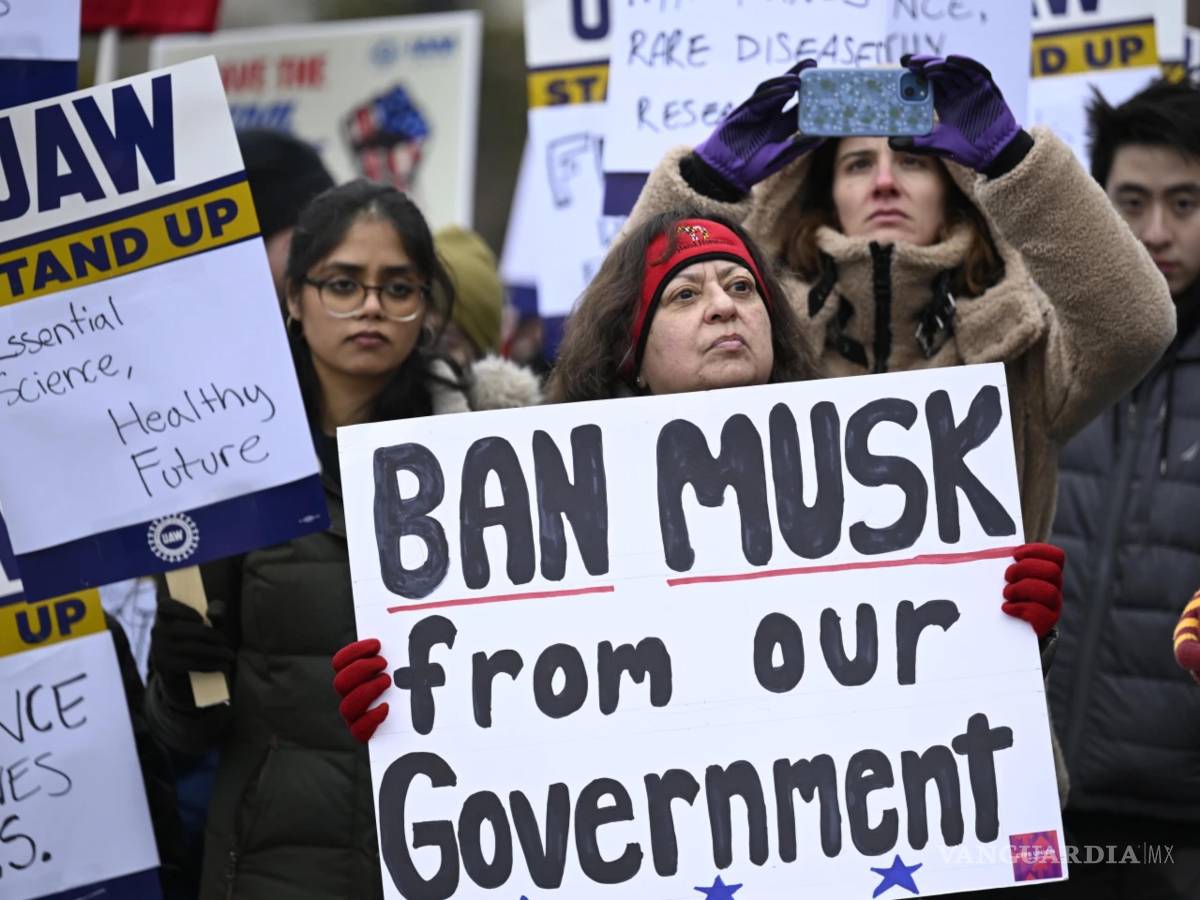 $!Personas se manifiesta contra las políticas del presidente Donald Trump y Elon Musk.