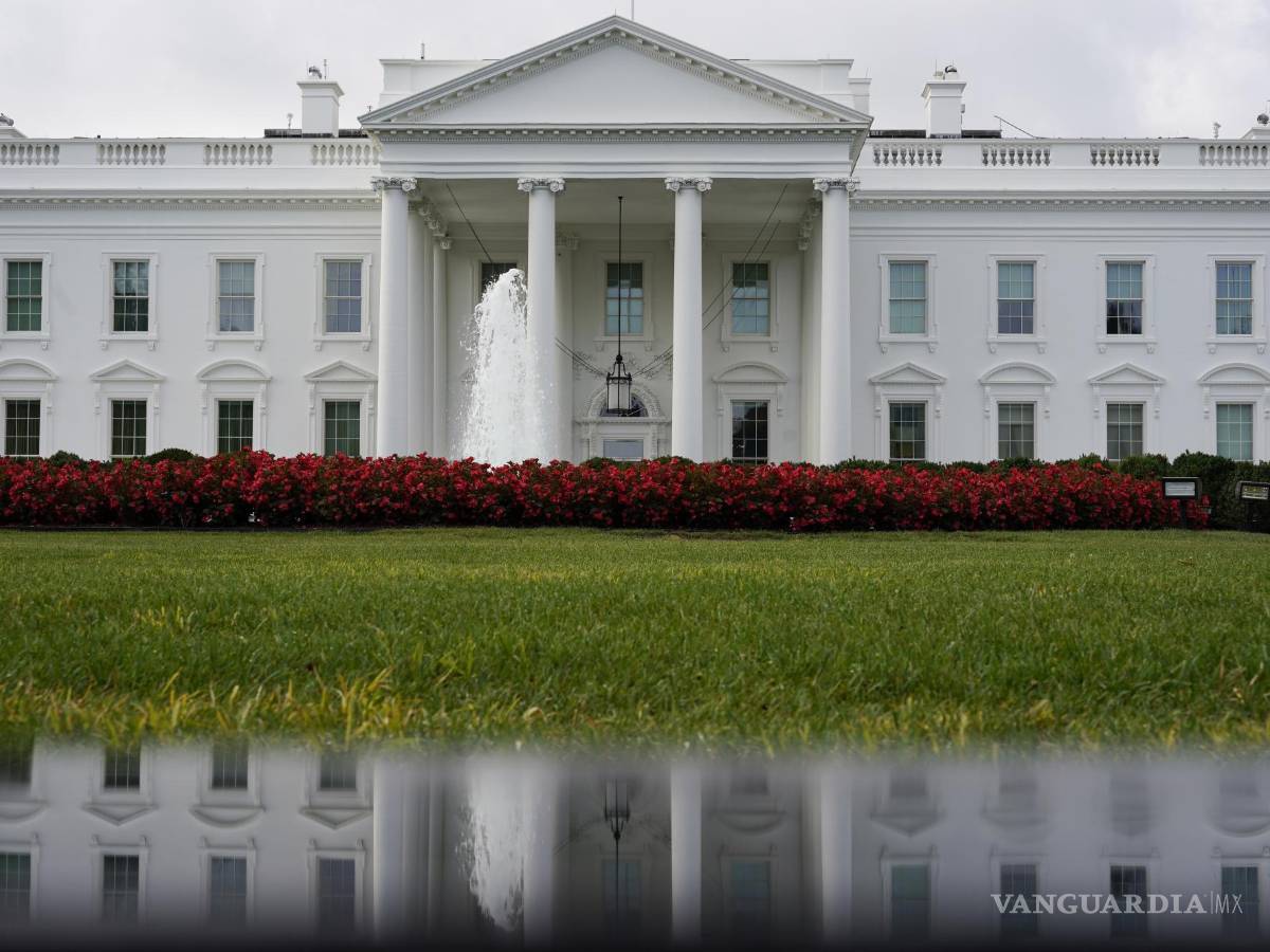 $!La Casa Blanca reflejada en un charco en Washington. El 62% de los adultos dice que la democracia en EU podría estar en riesgo dependiendo de quién gane.