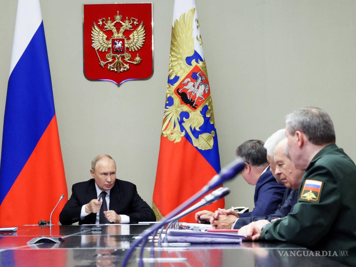 $!El presidente ruso, Vladimir Putin con miembros del Consejo de Seguridad, el Gobierno en la residencia estatal de Novo-Ogaryovo, en las afueras de Moscú.