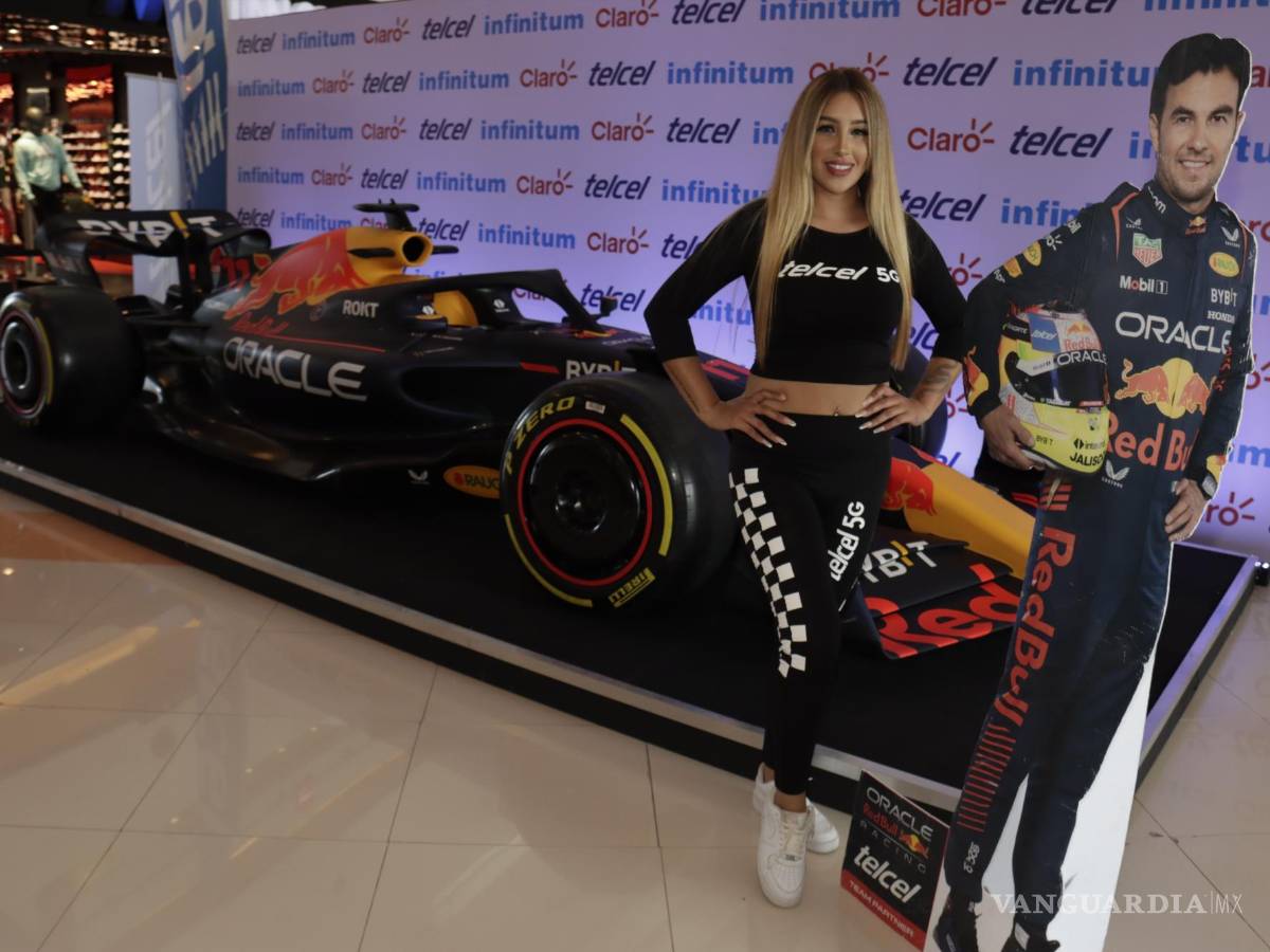 $!Checo Pérez “estuvo presente” durante la exhibición de su monoplaza.