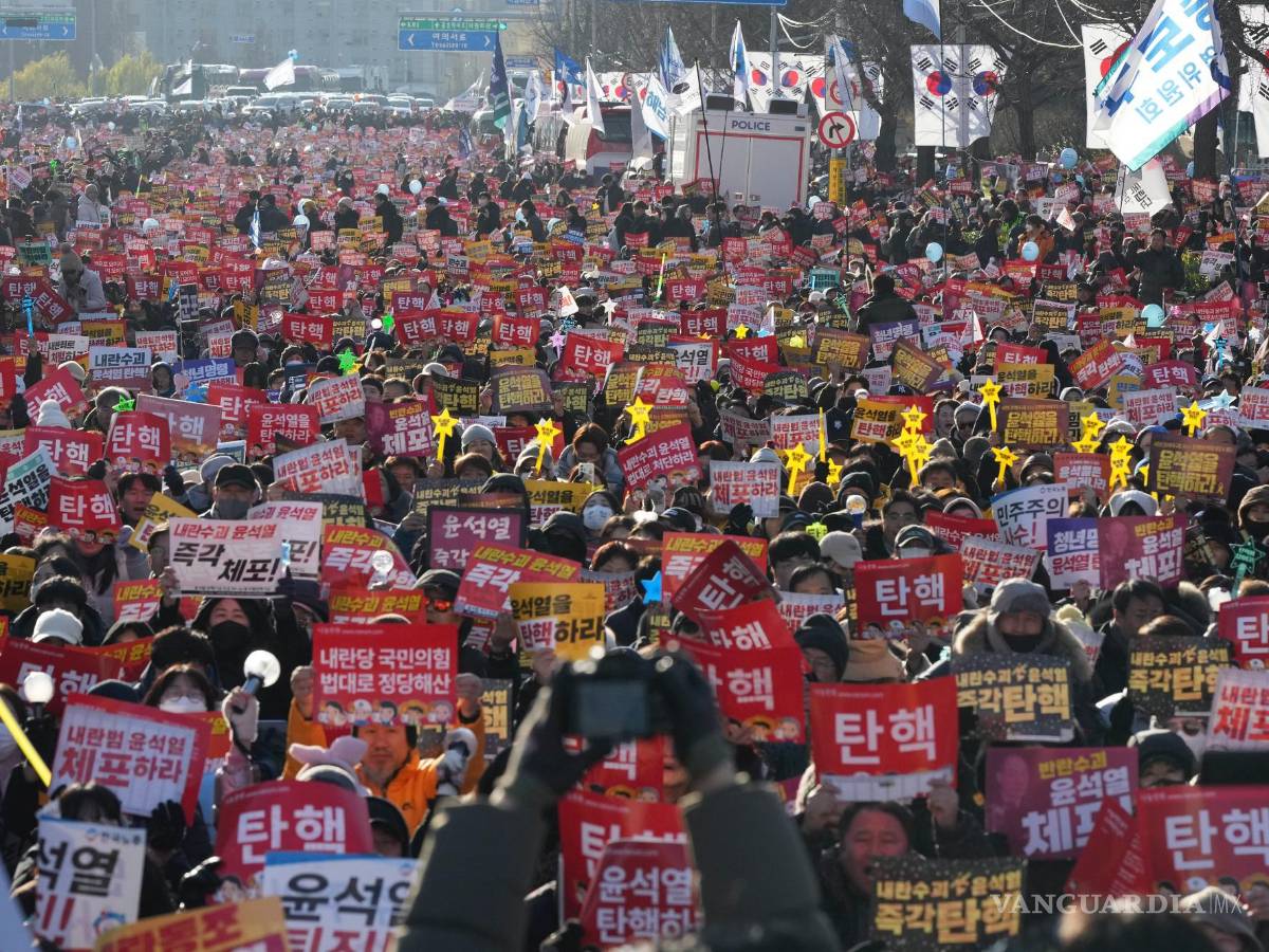 $!Una multitud corea eslóganes en una manifestación para exigir la destitución del presidente de Corea del Sur, Yoon Suk Yeol, en el exterior de la Asamblea Nacional.