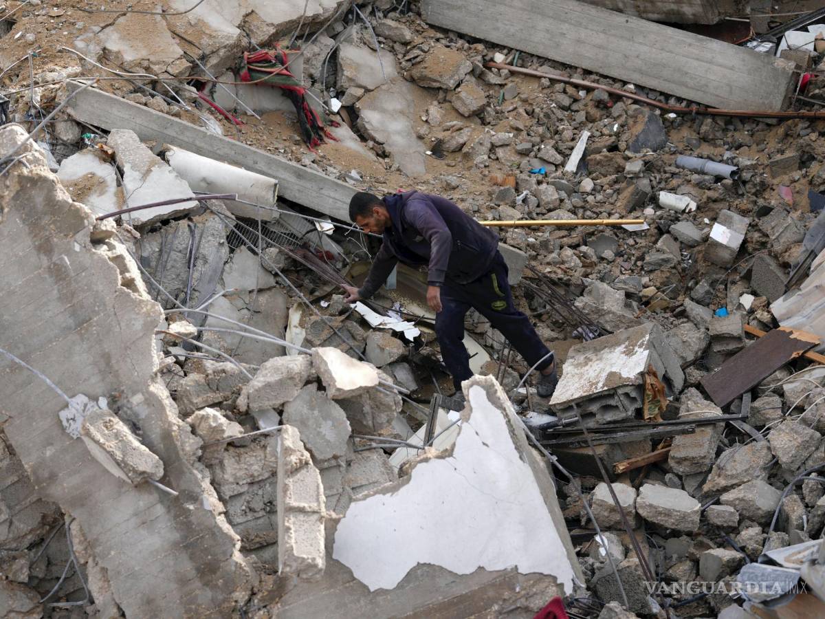 $!Un hombre avanza entre escombros tras un ataque israelí, el domingo 14 de enero de 2024, en Deir al Balah, Franja de Gaza.