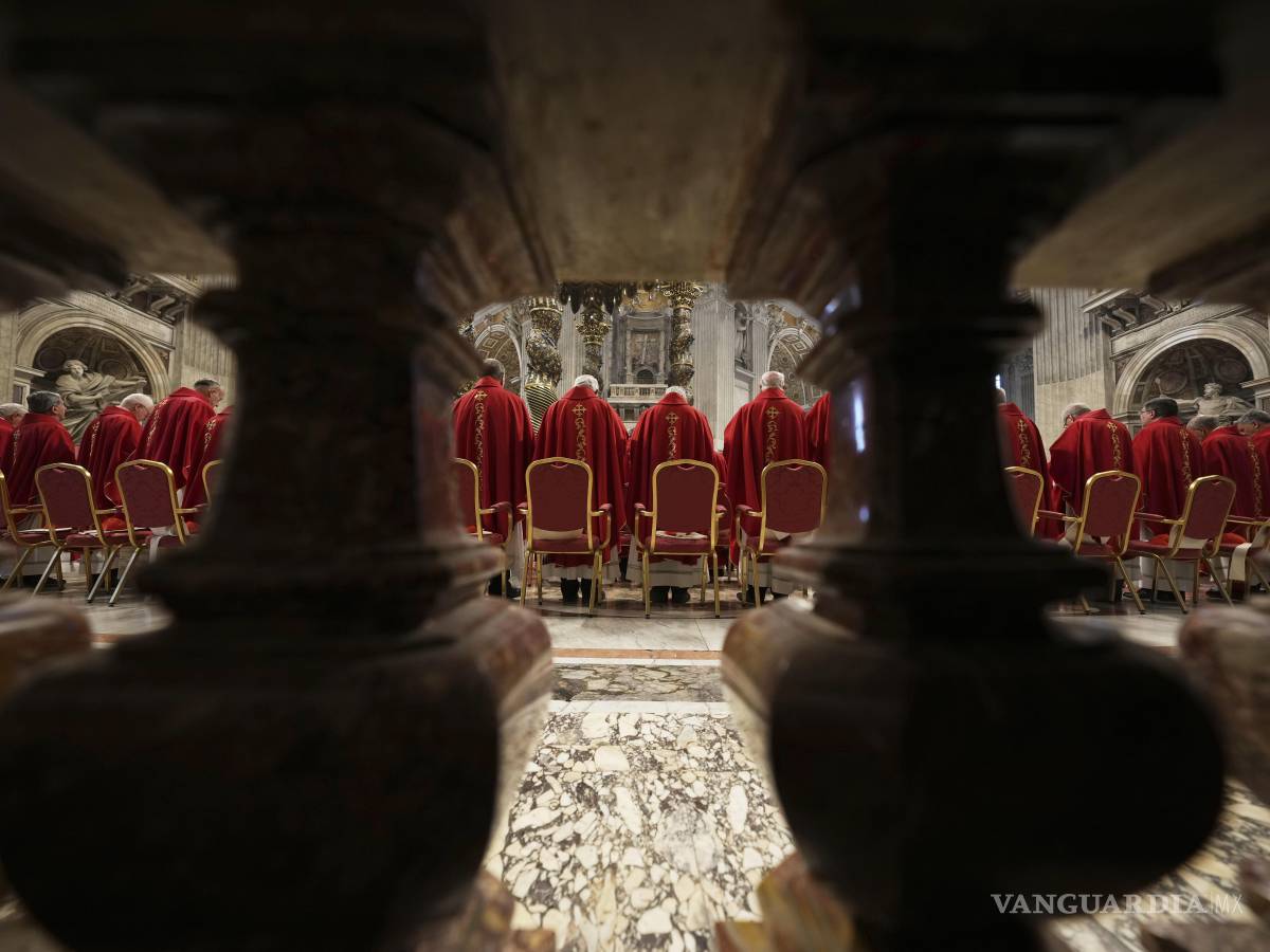 $!Cardenales asisten a una misa en el quinto de los nueve días de luto por el difunto papa Francisco, en la Basílica de San Pedro del Vaticano.