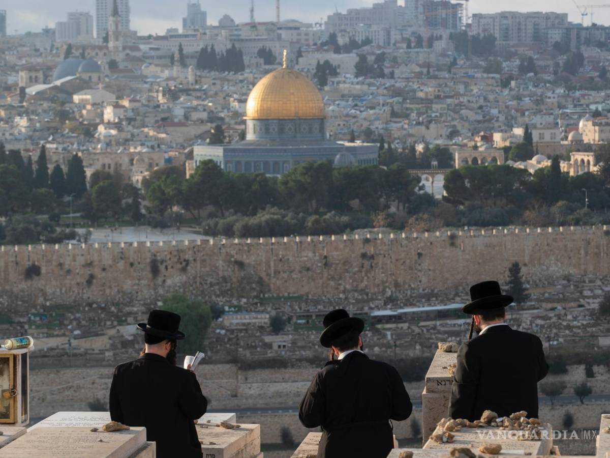 $!Judíos ultra-ortodoxos rezan frente a las tumbas de sus familiares en el monte de los Olivos.