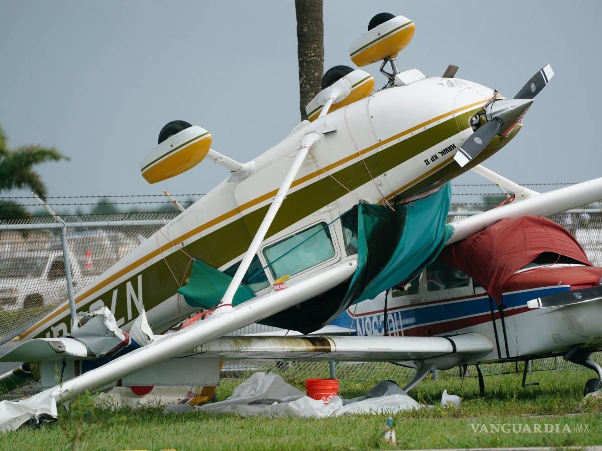 $!Una avioneta volcado producido por las bandas exteriores del huracán Ian en el aeropuerto North Perry en Pembroke Pines, Florida.