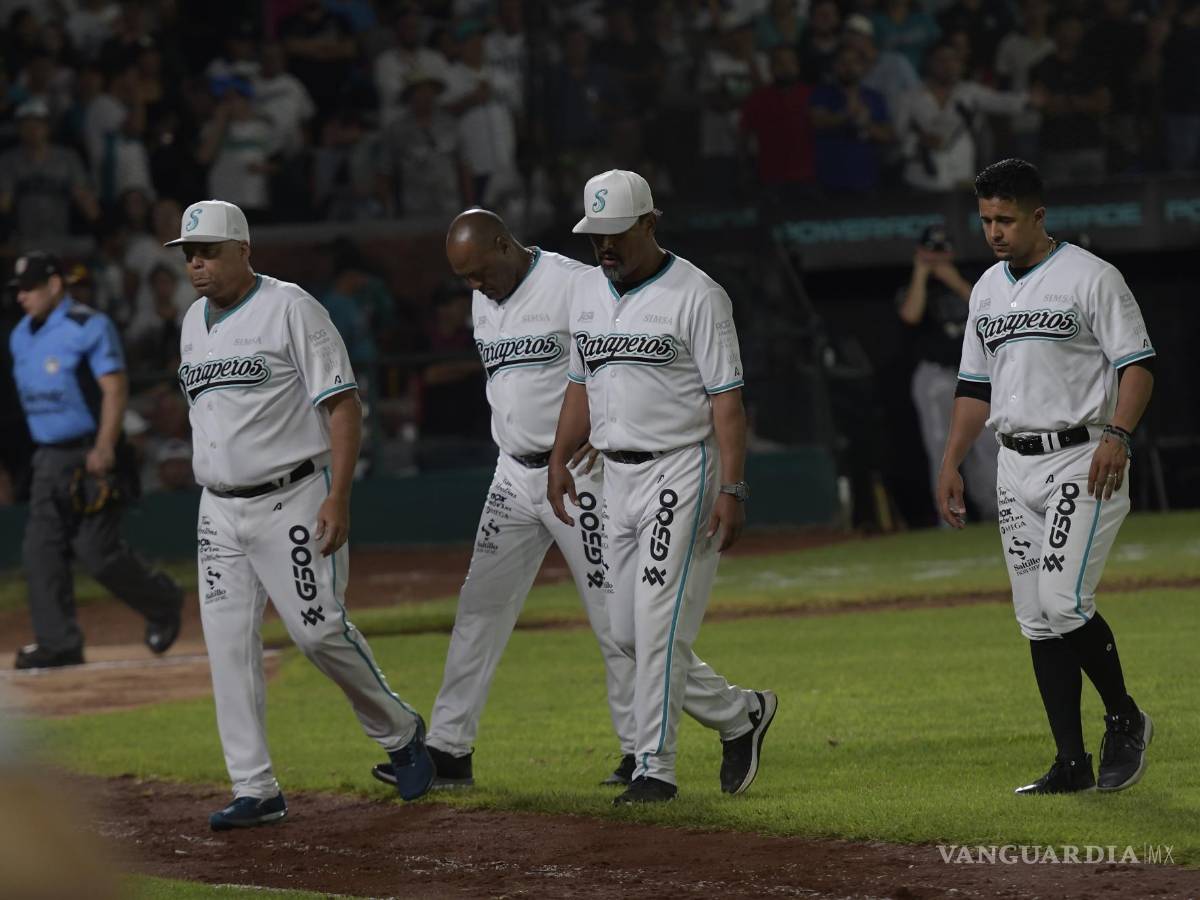 $!Los Saraperos salieron del terreno de juego con tristeza y decepción tras lo ocurrido.