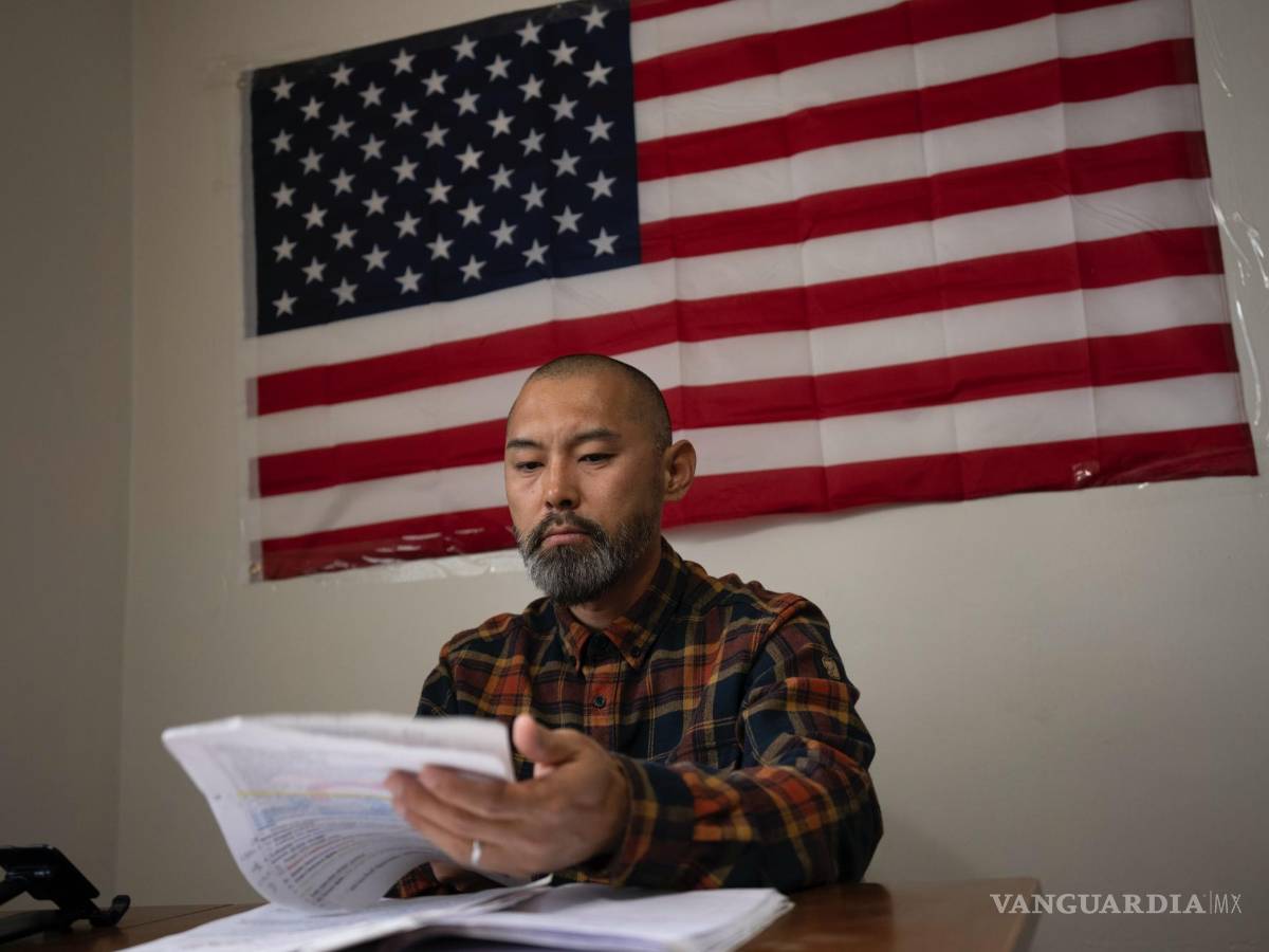 $!El migrante chino Li Kai, también conocido como Khaled, de etnia musulmana Hui, estudia para obtener una licencia de conducir en Flushing, Nueva York.