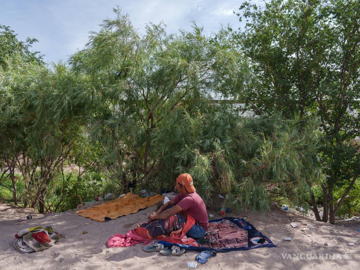 $!Jorge Gómez, de 34 años, de Honduras, descansa cerca de la frontera entre Estados Unidos y México en Ciudad Juárez, México-