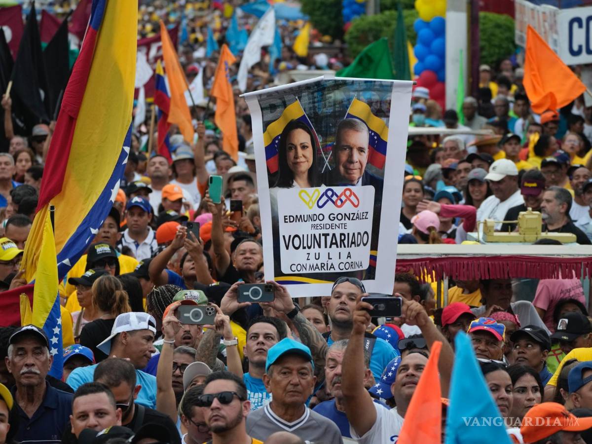 $!ARCHIVO - Un seguidor con una pancarta con la imagen de la líder de la oposición María Corina Machado y del candidato presidencial Edmundo González, en un acto de campaña en Maracaibo, Venezuela, el 2 de mayo de 2024. (AP Foto/Ariana Cubillos, Archivo)