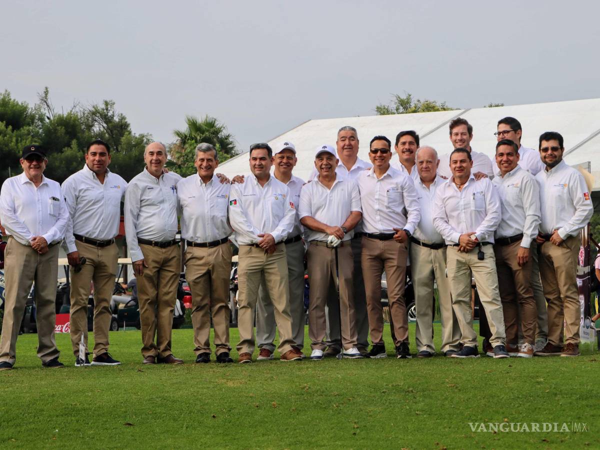 $!Jorge del Bosque recibió el homenaje, 17 años después de que su padre fuera también distinguido.