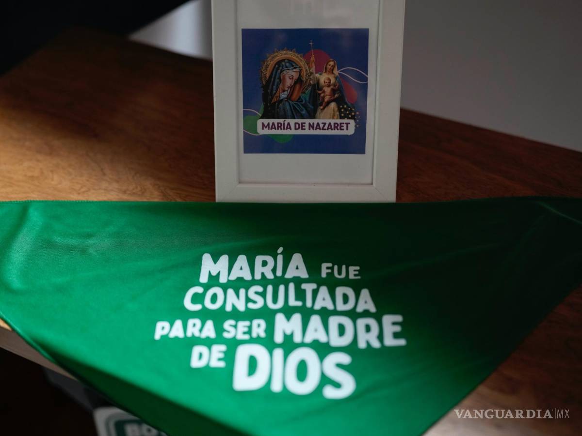 $!Un pañuelo verde con un mensaje a favor del aborto junto a una imagen de la Virgen María en las oficinas de Católicas Por el Derecho a Decidir, en CDMX.
