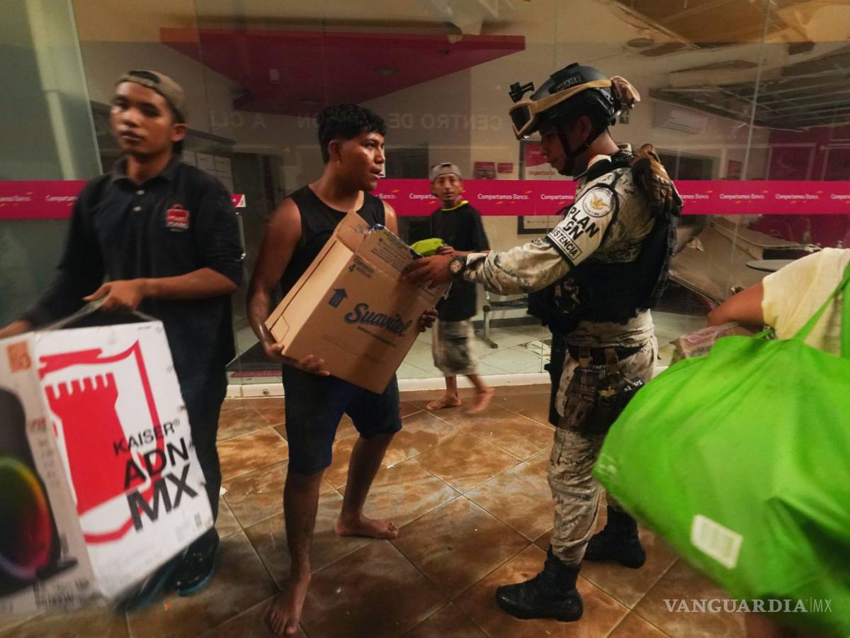 $!Un soldado de la Guardia Nacional mexicana intenta detener los saqueos en un centro comercial después de que el huracán Otis arrasara Acapulco, Guerrero.