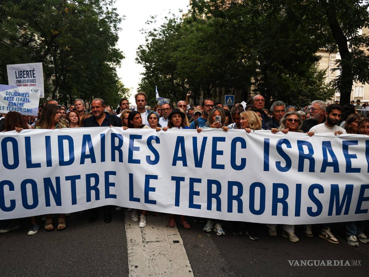 $!La gente sostiene una pancarta “En solidaridad con Israel contra el terrorismo”, durante una manifestación en apoyo de Israel en París, Francia.
