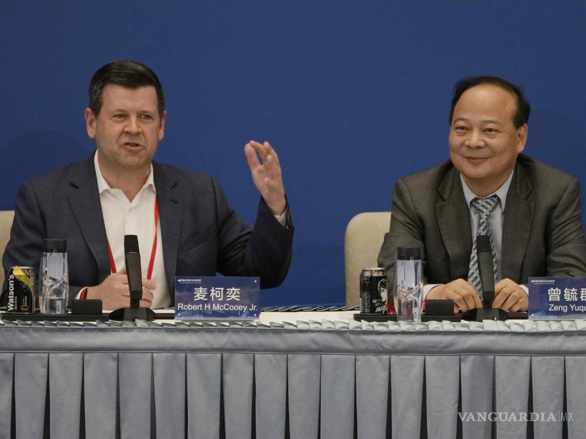 $!Robert H McCooey Jr., vicepresidente de Nasdaq, junto a Zeng Yuqun, del fundador y presidente del fabricante de baterías Contemporary Amperex Technology (CATL).