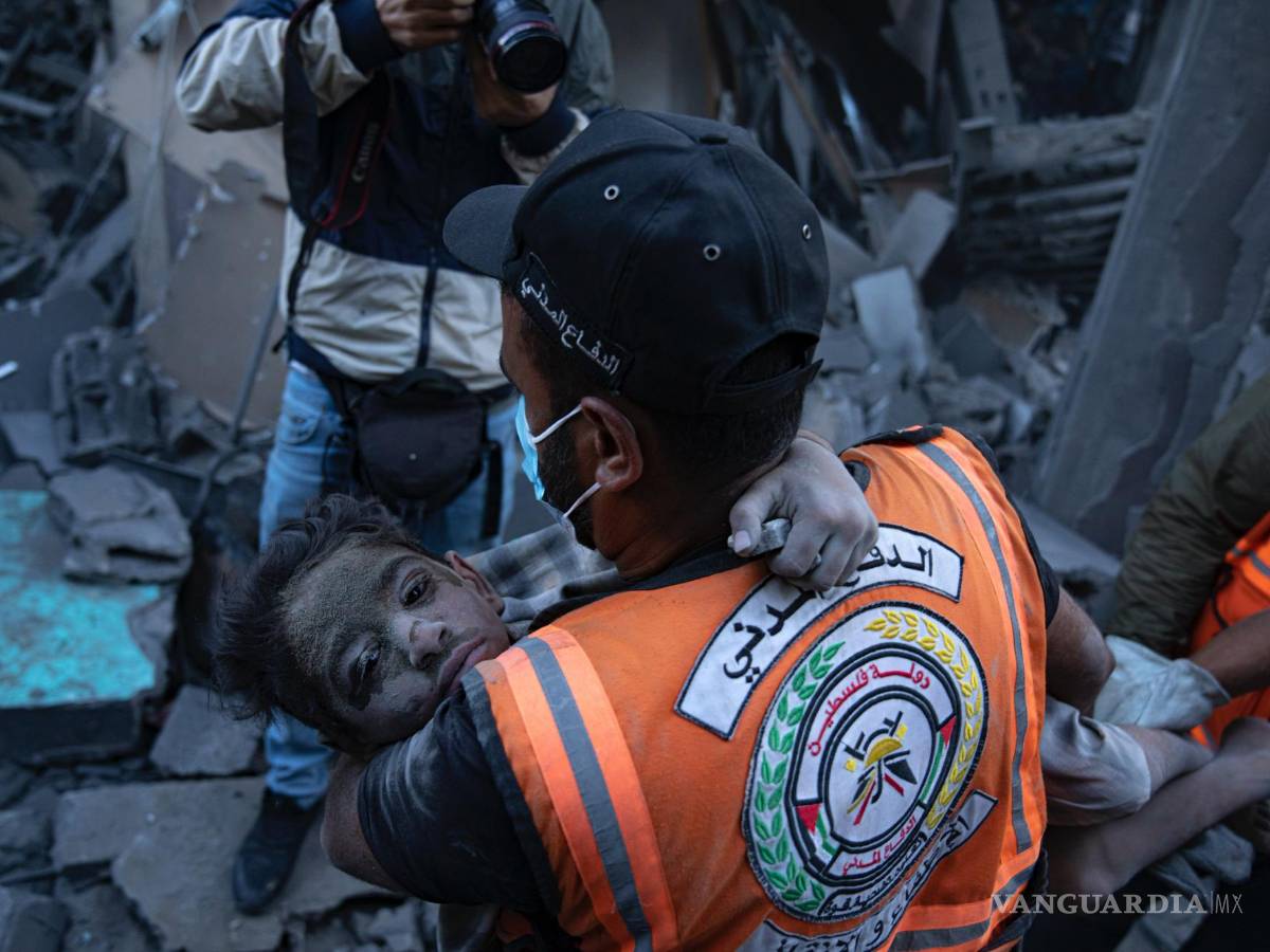 $!Palestinos evacúan a heridos de un edificio destruido en un bombardeo israelí en Khan Younis, en la Franja de Gaza, el jueves 19 de octubre de 2023.