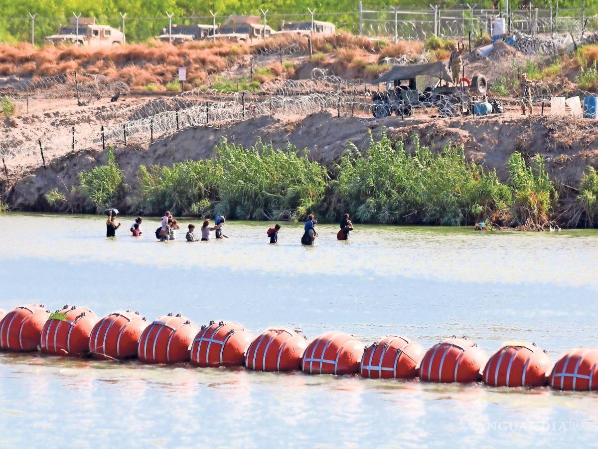 $!Bollas instaladas en el río Bravo, para intentar frenar el cruce de migrantes en la frontera de Texas con México.