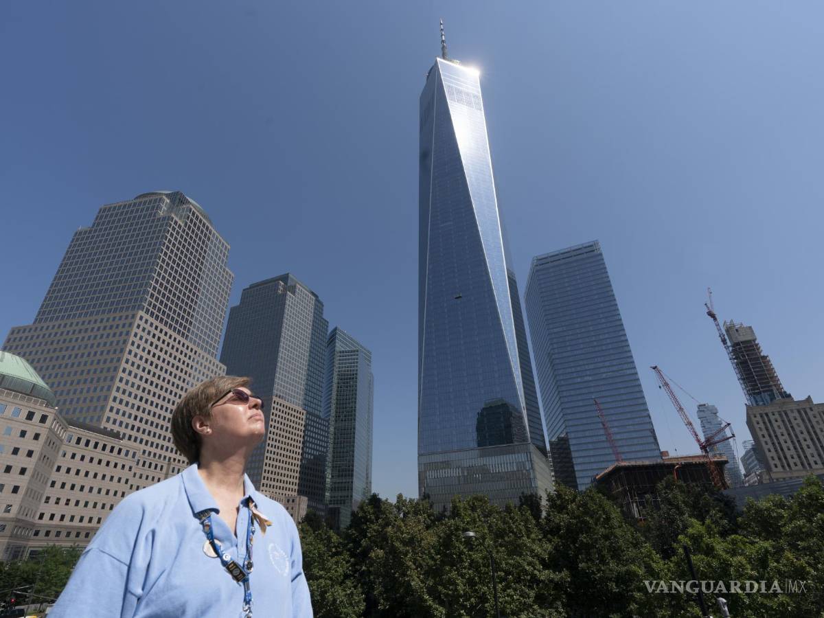 $!Désirée Bouchat posa para una fotografía en el World Trade Center, el 6 de agosto de 2021, en Nueva York. Al principio, la gente pensó que el choque del avión contra la torre norte había sido accidental. No hubo ninguna orden de evacuación inmediata para la torre sur. Pero James Patrick Berger llevó a Bouchat y otros colegas de Aon Corp. a los elevadores, y regresó para revisar si había más personas. AP/Mark Lennihan