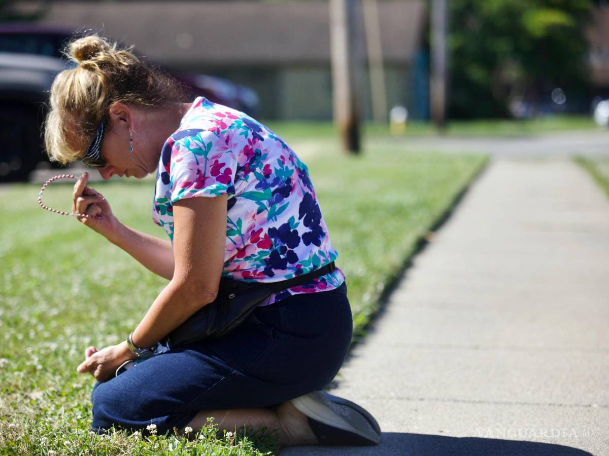 $!Mary Ann Berning hace la señal de la cruz tras enterarse del fallo de la Corte Suprema de Estados Unidos de revocar el caso Roe vs. Wade en Kettering, Ohio.