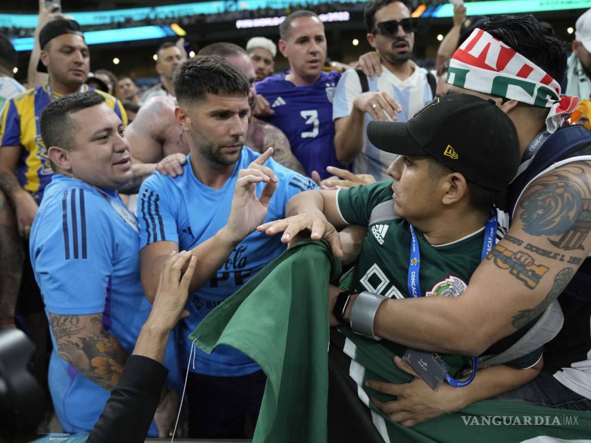 $!Fans se encararon en las tribunas el Estadio.
