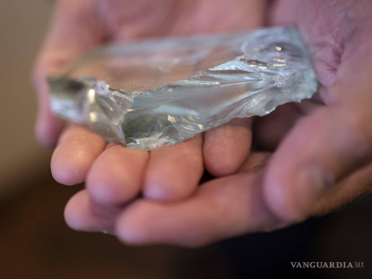 $!Ken Winkler, policía retirado de la Ciudad de Nueva York, sostiene un trozo de vidrio que guarda de las torres del World Trade Center, en su despacho el 3 de agosto de 2021, en Nueva York. Alguien me preguntó una vez '¿Cada cuánto piensas en eso?' Le dije que es más fácil contar los días en los que no pienso en eso, señaló Winkler, quien ahora dirige la terminal de cruceros de Manhattan. AP/Wong Maye-E