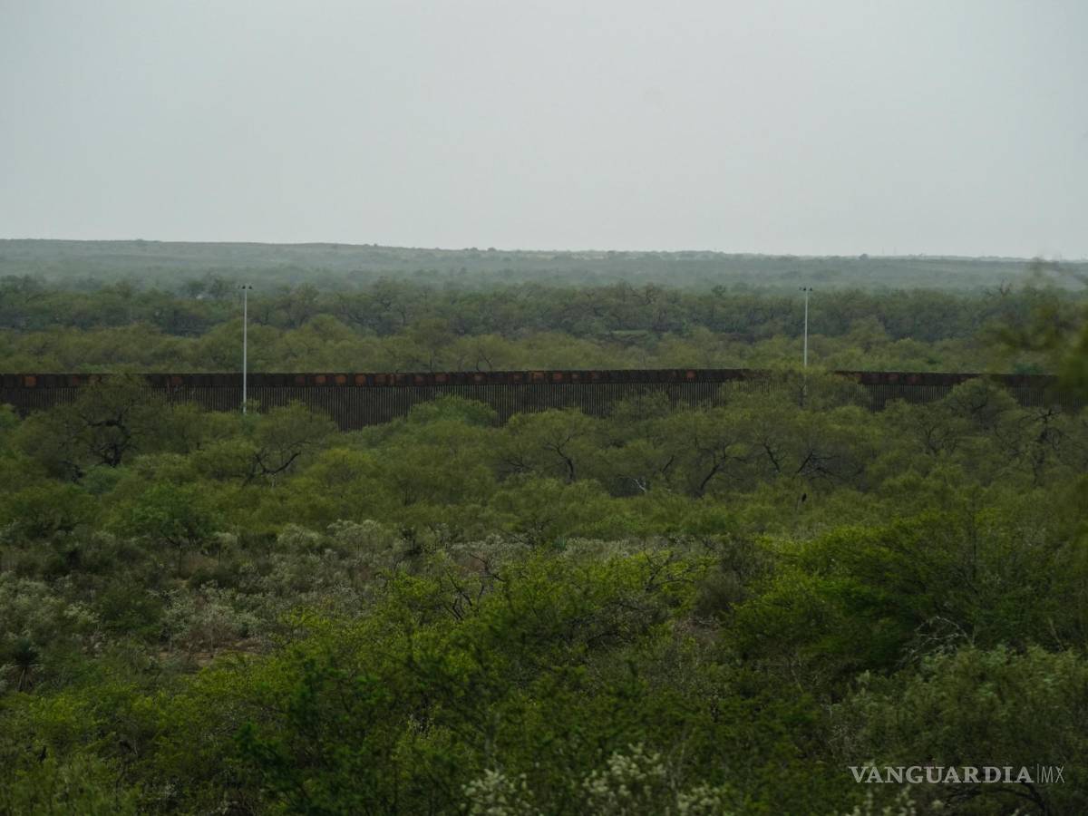 $!Cientos de migrantes terminaron necesitando tratamiento extenso en hospitales de Estados Unidos después de intentar escalar barreras a lo largo de la frontera sur.